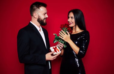 Genç kız için gül buket hediye adam sakal