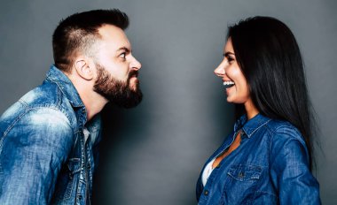 Adam komik suratlar ve gri arka plan üzerinde gülüyor kadın yapma