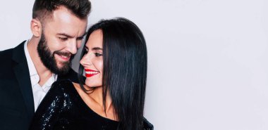 Beyaz arka plan üzerinde poz genç çift