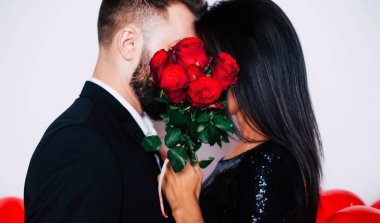 Genç kız için gül buket hediye adam sakal