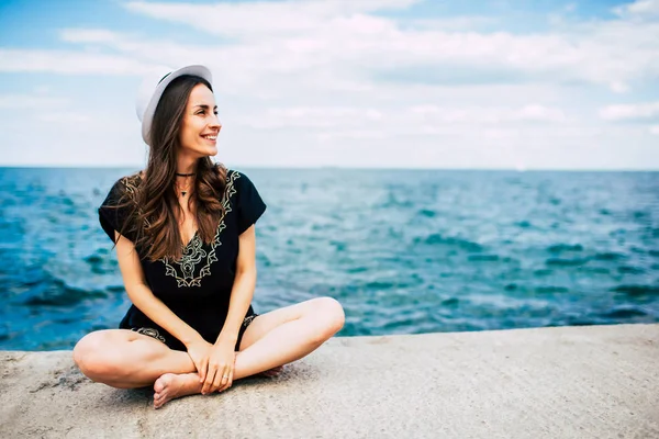 Giovane Donna Posa Sfondo Blu Acqua Mare — Foto Stock