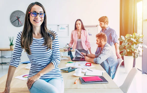 Mujer Sonriente Mirando Cámara Compañeros Trabajo Segundo Plano — Foto de Stock