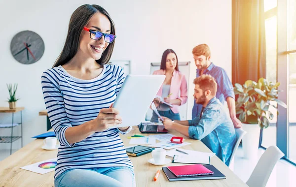 Mujer Sonriente Trabajando Tabletas Compañeros Trabajo Segundo Plano — Foto de Stock