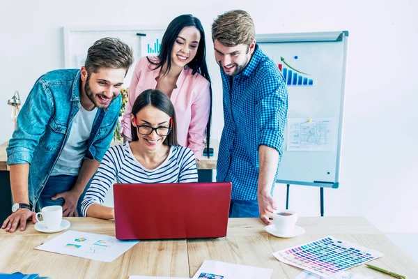 Equipo Young Start Hablando Con Empleador Computadora Portátil Oficina Negocios — Foto de Stock