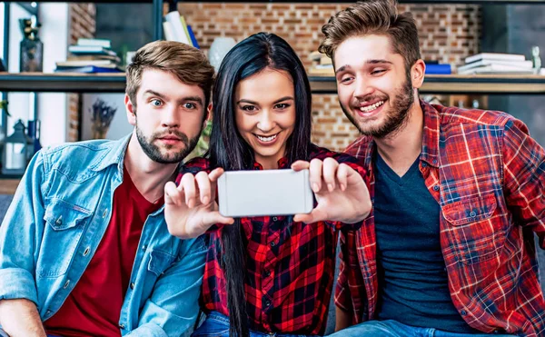 Fiatal Meg Vesz Selfie Fénykép Smartphone Otthon — Stock Fotó