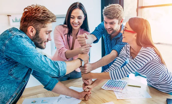 Jeune Équipe Commerciale Créative Travaillant Dans Bureau Moderne — Photo