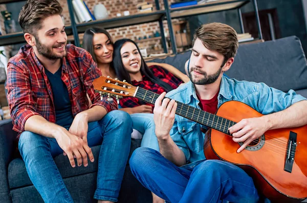 Grupo Jovens Amigos Relaxando Casa Homem Tocando Guitarra — Fotografia de Stock