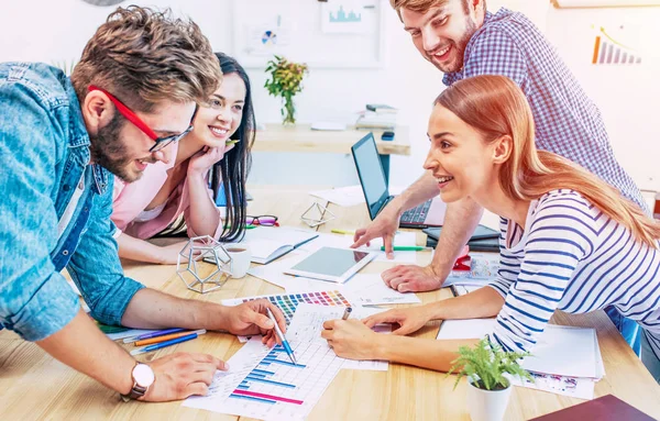 Jeune Équipe Commerciale Créative Travaillant Dans Bureau Moderne — Photo