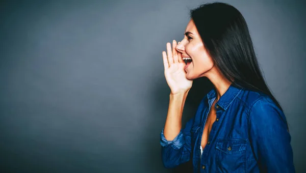 Joven Morena Posando Sobre Fondo Gris — Foto de Stock