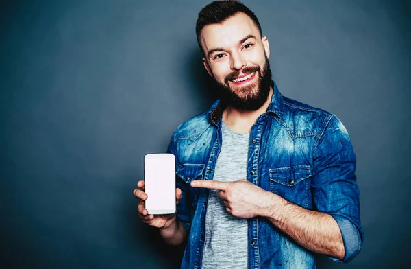 Joven Hombre Sonriente Sosteniendo Teléfono Inteligente Sobre Fondo Gris — Foto de Stock