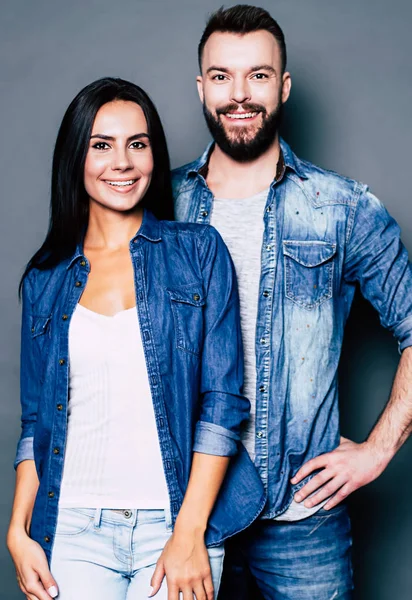 Junges Glückliches Paar Posiert Auf Grauem Hintergrund — Stockfoto