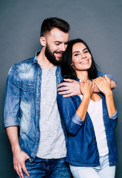 Jovem Casal Feliz Posando Fundo Cinza — Fotografia de Stock