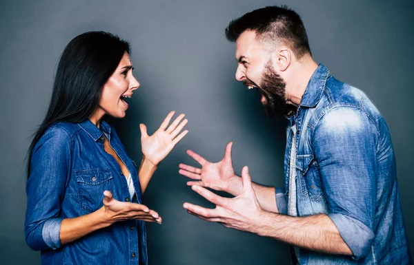 Unga Hipster Par Grälar Grå Bakgrund — Stockfoto