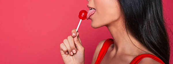 Ung Brunett Kvinna Med Lollipop Poserar Röd Bakgrund — Stockfoto