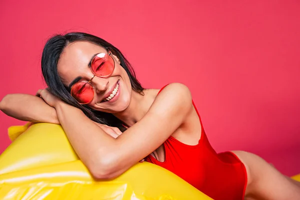 Junge Frau Mit Roter Sonnenbrille Posiert Mit Luftmatratze Auf Rotem — Stockfoto