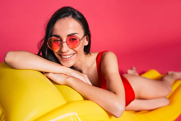 Junge Frau Mit Roter Sonnenbrille Posiert Mit Luftmatratze Auf Rotem — Stockfoto