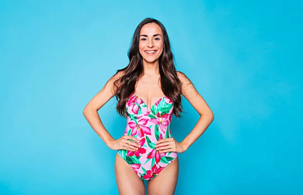 Jonge Vrouw Stijlvolle Zwembroek Poseren Blauwe Achtergrond — Stockfoto