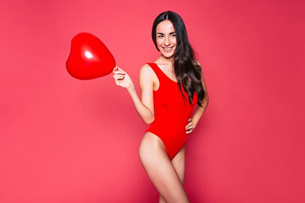 Jonge Brunette Vrouw Rode Zwembroek Poseren Met Ballon Roze Achtergrond — Stockfoto