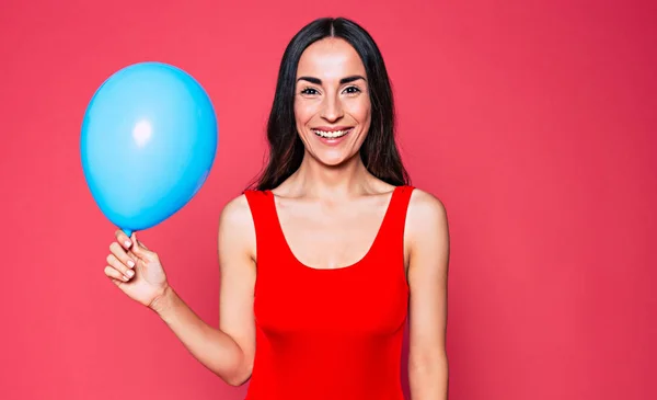 Joven Morena Traje Baño Rojo Posando Con Globo Azul Sobre —  Fotos de Stock