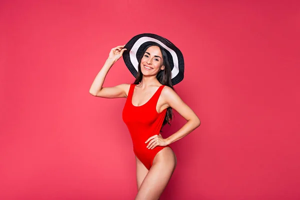 Jonge Brunette Vrouw Rode Zwembroek Hoed Poseren Roze Achtergrond — Stockfoto