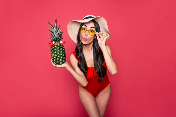 Joven Morena Traje Baño Rojo Sombrero Gafas Posando Con Piña — Foto de Stock