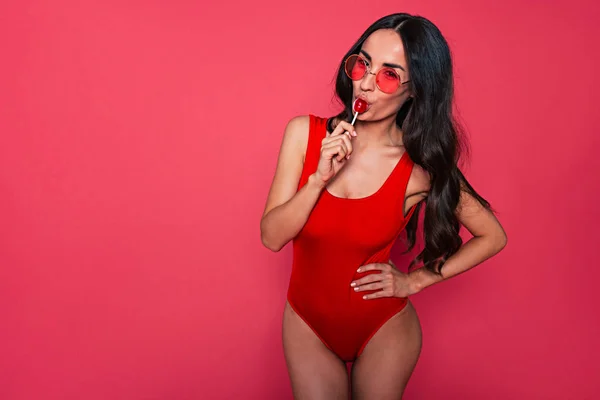 Junge Brünette Frau Rotem Badeanzug Und Brille Posiert Mit Süßigkeiten — Stockfoto