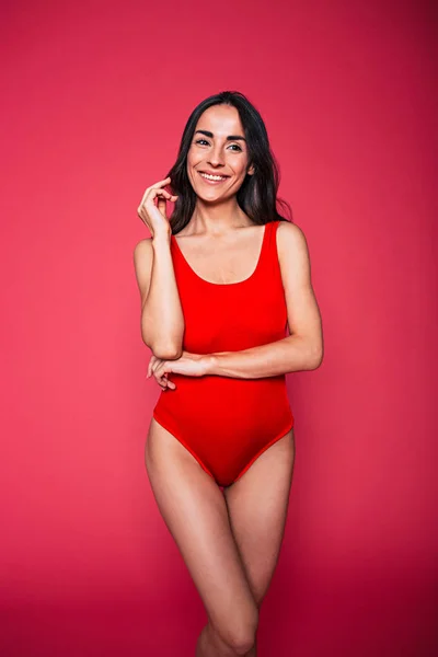Junge Brünette Frau Roten Badeanzug Posiert Mit Auf Rosa Hintergrund — Stockfoto