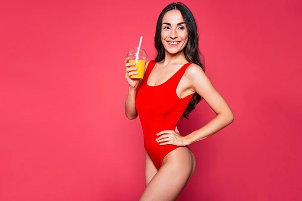 Junge Brünette Frau Roten Badeanzug Posiert Mit Einem Glas Saft — Stockfoto