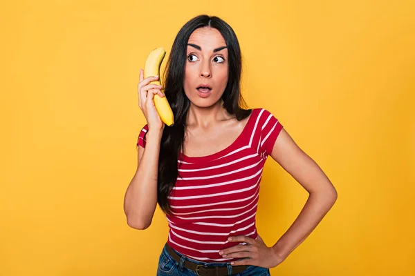 Joven Morena Posando Con Plátano Sobre Fondo Amarillo — Foto de Stock