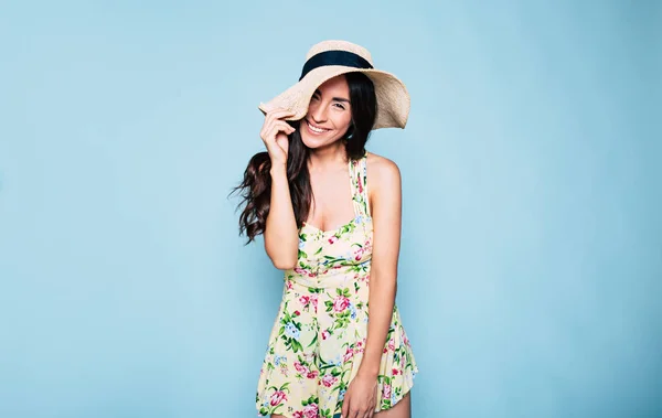 Joven Morena Mujer Sombrero Posando Sobre Fondo Azul — Foto de Stock