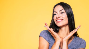 Avuç içi ile esmer gösteren parlayan yüzü gülen portresi