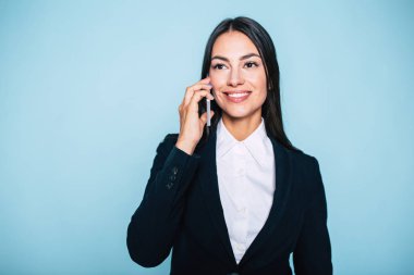 Genç işkadını smartphone kullanarak konuşan portresi