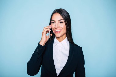 Genç işkadını smartphone kullanarak konuşan portresi