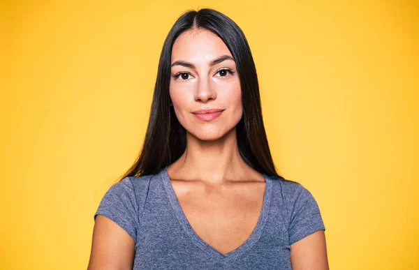 Jonge Vrouw Glimlachend Poseren Gele Achtergrond — Stockfoto