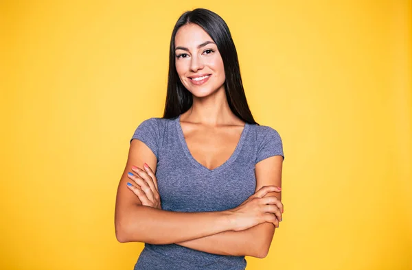 Portret Van Een Jonge Vrouw Met Gevouwen Armen Kijken Camera — Stockfoto