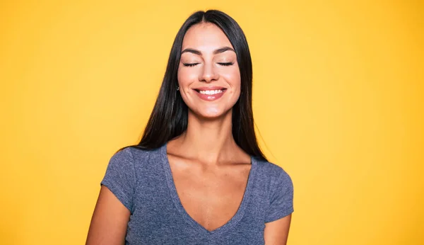 Junge Frau Lächelt Mit Geschlossenen Augen Auf Gelbem Hintergrund — Stockfoto