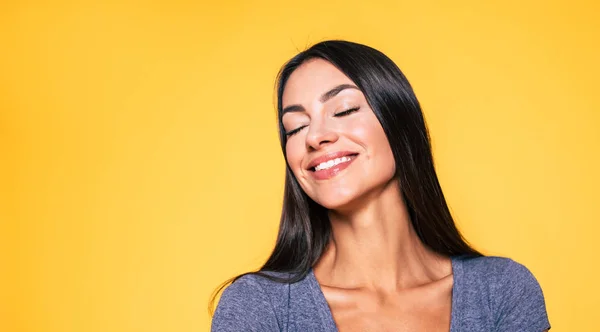 Jonge Vrouw Die Lacht Met Gesloten Ogen Gele Achtergrond — Stockfoto