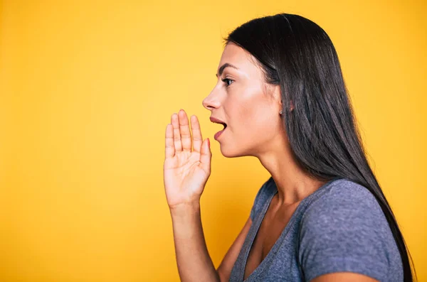 Perfil Morena Sussurrando Fundo Amarelo — Fotografia de Stock