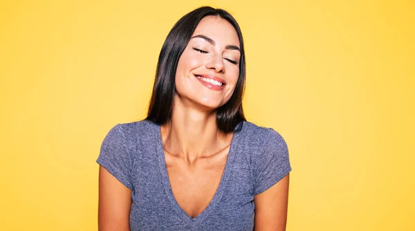 Lachende Brunette Met Gloeiende Gezicht — Stockfoto