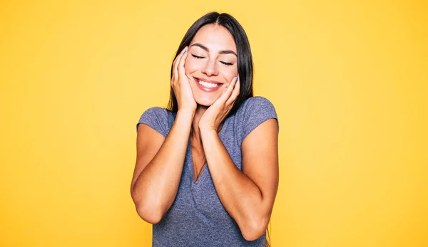 Morena Sonriente Mostrando Cara Brillante Con Palmas — Foto de Stock