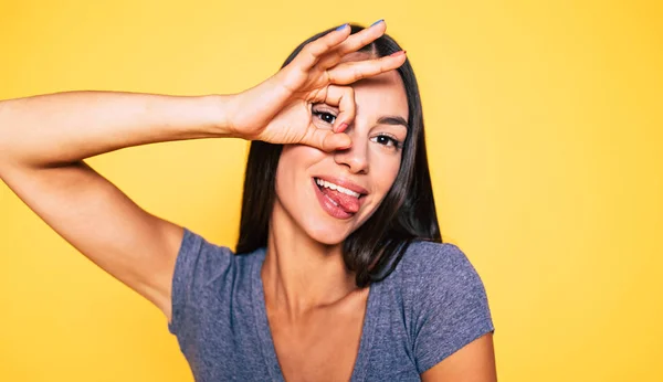 Retrato Morena Sonriente Mostrando Signo Lengua Sobre Fondo Amarillo — Foto de Stock