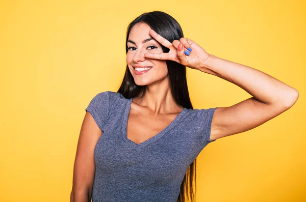 Retrato Morena Sonriente Mostrando Signo Paz Sobre Fondo Amarillo — Foto de Stock