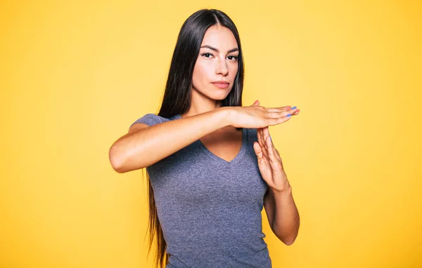 Retrato Morena Fuerte Mostrando Símbolo Stop — Foto de Stock