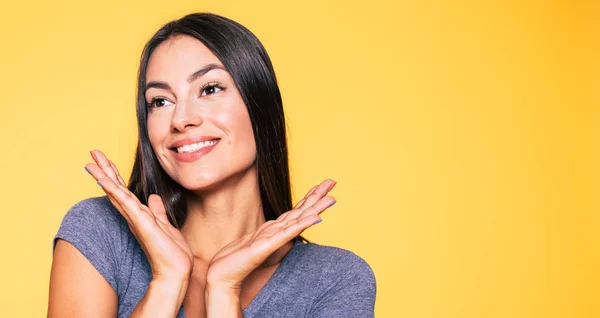 Portrait Brune Souriante Montrant Visage Éclatant Avec Les Paumes — Photo