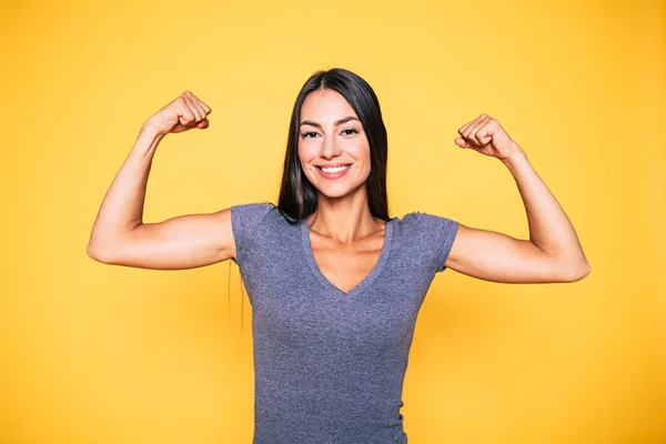 Porträt Einer Lächelnden Jungen Brünette Die Starke Hände Zeigt — Stockfoto