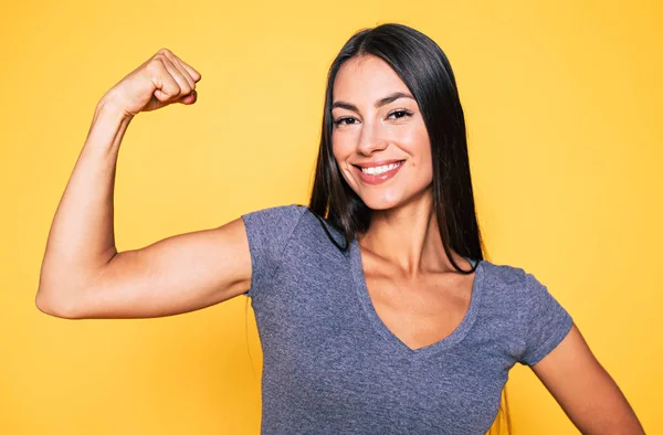 Porträt Einer Lächelnden Jungen Brünette Die Starke Hand Zeigt — Stockfoto