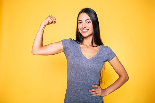 Porträt Einer Lächelnden Jungen Brünette Die Starke Hand Zeigt — Stockfoto