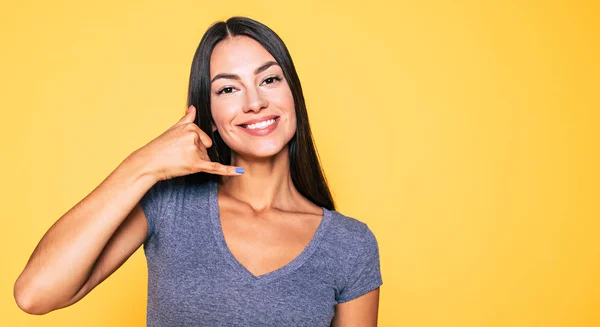 Jovem Mulher Sorrindo Mostrando Chame Volta Sinal Fundo Amarelo — Fotografia de Stock