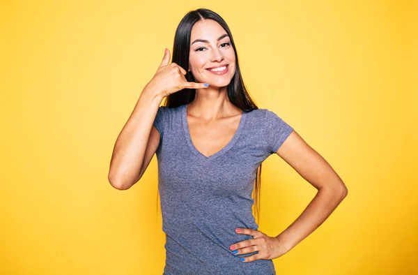 Jovem Mulher Sorrindo Mostrando Chame Volta Sinal Fundo Amarelo — Fotografia de Stock