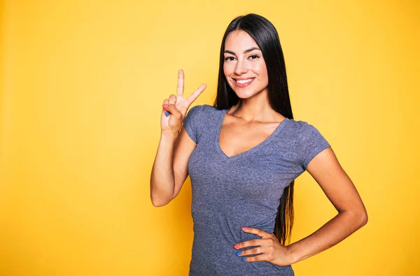 Portret Uśmiechający Się Znak Pokoju Brunetka Wyświetlone Żółtym Tle — Zdjęcie stockowe